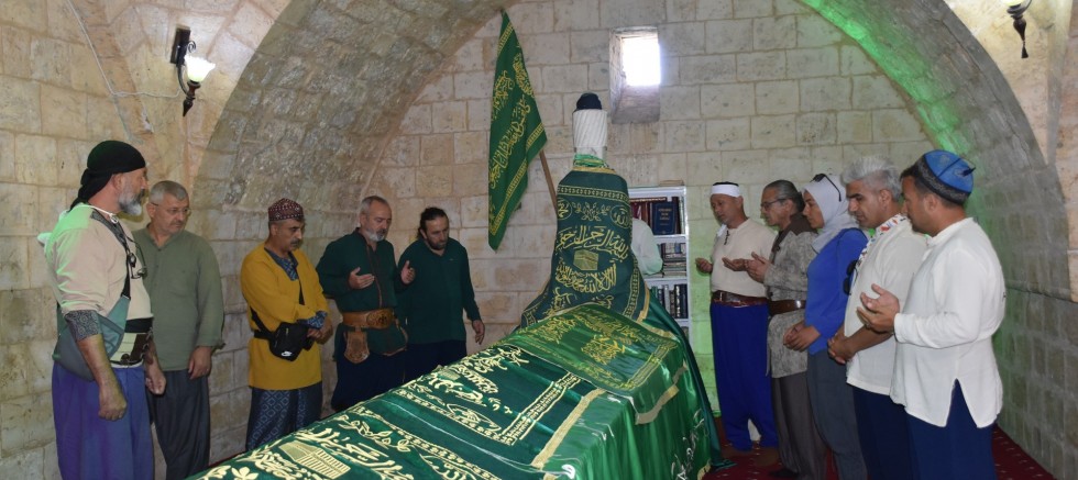 AKSAÇLILAR OKÇULARIN PİRİNİ ZİYARET ETTİ