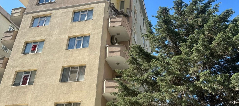 KADIKÖY'DE BALKON ÇÖKMESİ HAKKINDA BİLGİLENDİRME