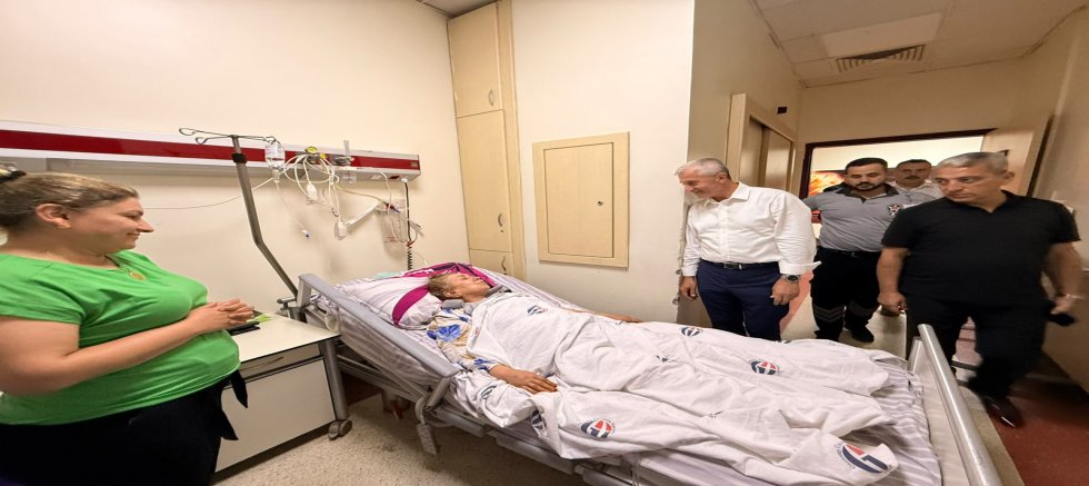 BAŞKAN TAHMAZOĞLU’NDAN HASTALARA MORAL, SAĞLIK ÇALIŞANLARINA DESTEK ZİYARETİ