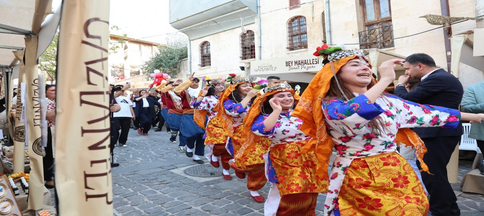 GAZİANTEP BÜYÜKŞEHİR GEÇMİŞİ GELECEĞE TAŞIYOR     - TARİHİ BEY MAHALLESİ’NİN DAR SOKAKLARI SANATLA HAYAT BULDU!
