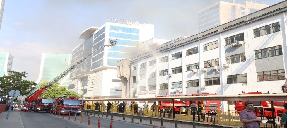 GAZİANTEP BÜYÜKŞEHİR İTFAİYESİ, İŞ MERKEZİNDE ÇIKAN YANGINI KONTROL ALTINA ALDI