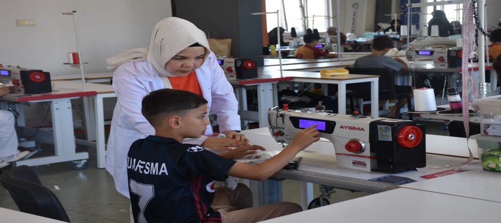 ŞAHİNBEY'DE MİNİK TERZİLER İŞ BAŞINDA