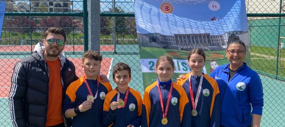 Osmangazi’nin genç raketleri kortta yıldızlaştı