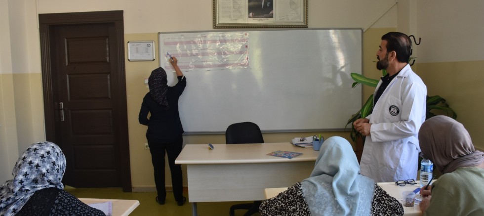 ŞAHİNBEY BELEDİYESİ’NİN TESİSLERİNDE OKUMA YAZMA ÖĞRENİYORLAR
