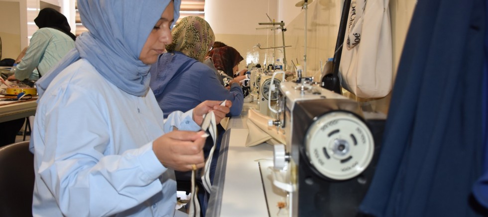 ŞAHİNBEYLİ KADINLAR KENDİ DİKTİKLERİ KIYAFETLERİ GİYİYOR