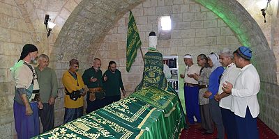 AKSAÇLILAR OKÇULARIN PİRİNİ ZİYARET ETTİ