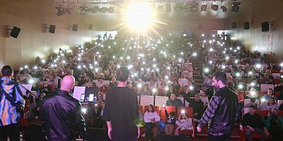 BARI? MANO VE CEM KARACA ?ARKILARININ SESLEND?R?LD??? KONSERE Y?NE ?LG? BYKT