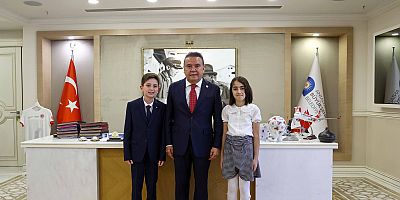 Başkan Böcek makamını çocuk başkana devreti