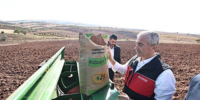 BAŞKAN TAHMAZOĞLU DAĞITTIĞI TOHUMLARI ÇİFTÇİLERLE EKTİ