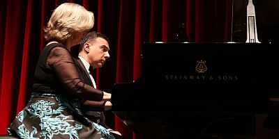 DÖRT EL PİYANO RESİTALİ BÜYÜK BEĞENİ TOPLAD