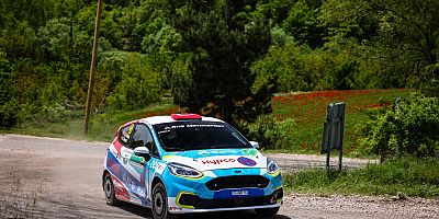 Engelli ralli pilotu Kübra aracını başarıdan başarıya sürüyor