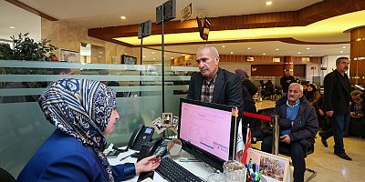 EVLİLİKLERİNDE 41 YILI DOLDURAN ÇİFTLERİN UMRE YOLCULUĞUNA YOĞUN BAŞVURU