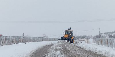 GAZİANTEP BÜYÜKŞEHİR’DEN KÖY YOLLARINDA YOĞUN KARLA MÜCADELE