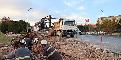 GAZİANTEP BÜYÜKŞEHİR, TUGAY KÖPRÜLÜ KAVŞAĞI’NDA ŞERİT ARTTIRMA ÇALIŞMALARINA BAŞLADI