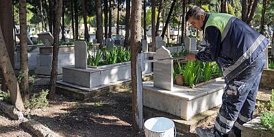 İzmir’de bayram öncesi mezarlıklara özel bakım
