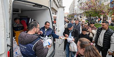Konak'taki iftar buluşmasına izin çıkmadı, 4 bin kişilik yemek paket olarak dağıtıldı