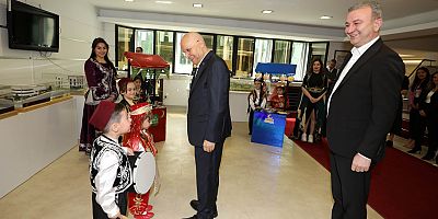 Kreşli miniklerden Başkan Yaşar’a sevimli jest