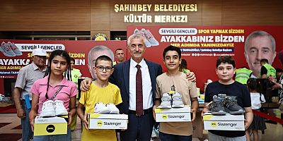 ŞAHİNBEY BELEDİYESİ’DEN ÖĞRENCİLERE 1 MİLYON 438 BİN SPOR AYAKKABISI HEDİYE