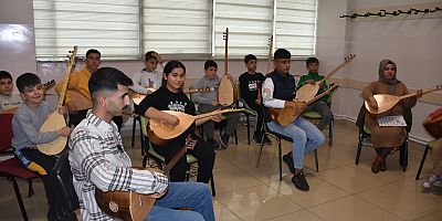 ŞAHİNBEY BELEDİYESİ TESİSLERİNDE BAĞLAMA ÇALMAYI ÖĞRENİYORLAR