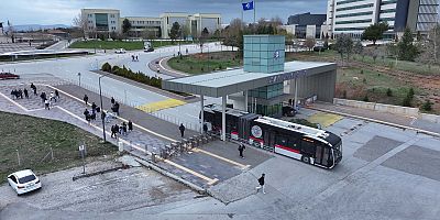 SÜRPRİZ KONSER ÖĞRENCİLERİ GÜLÜMSETTİ